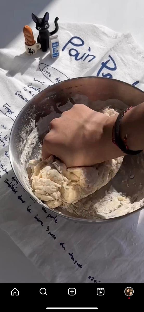 Mix all of the bagel ingredients (except colorants) and knead. Separate 40g of dough and add green coloring. Make the rest of the dough red.