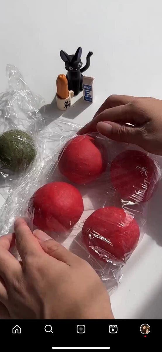 Divide the red dough into four and shape into balls. Cover with cling film and let rest for 15 minutes.