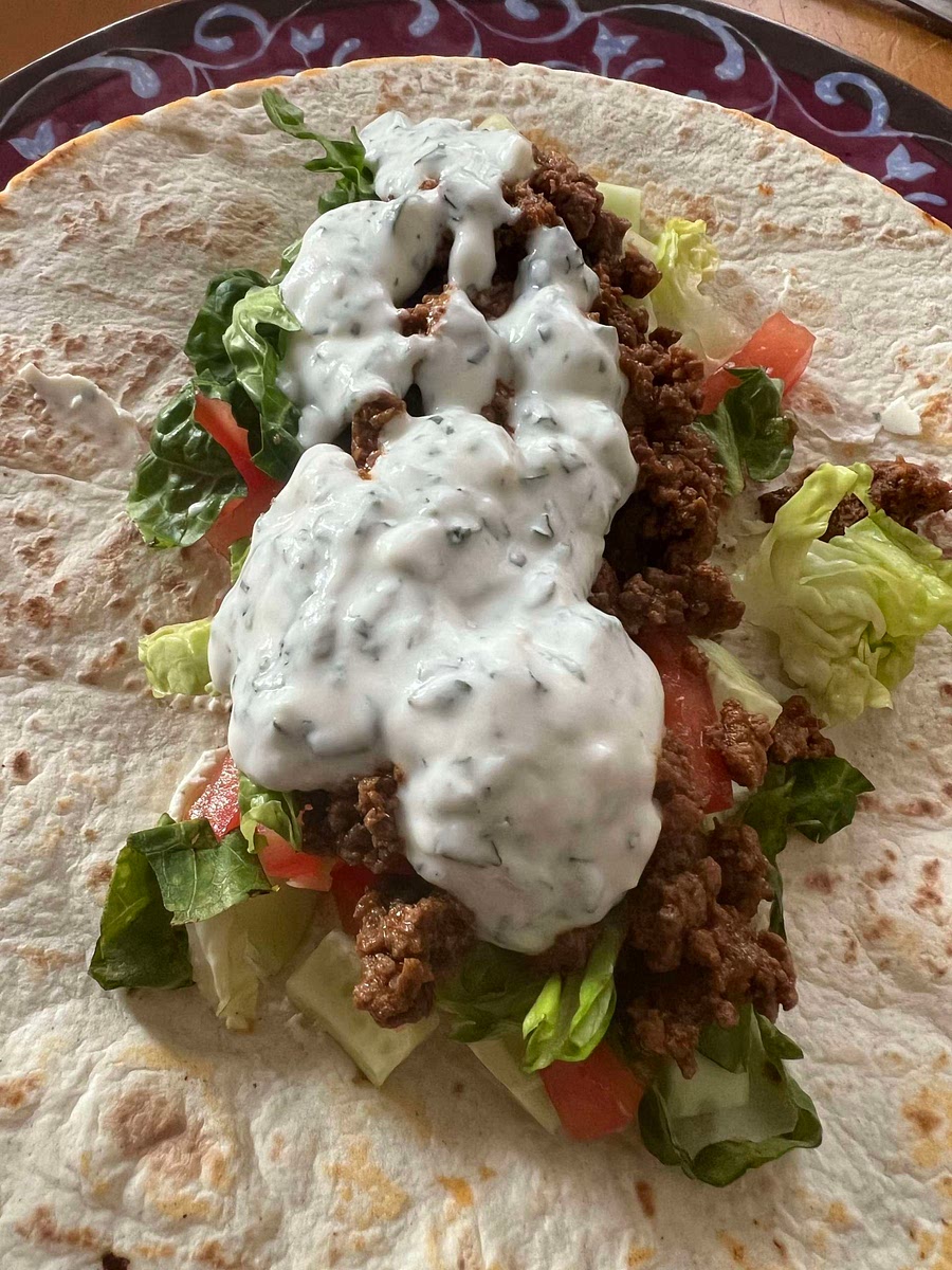 Faire chauffer les wraps dans la poêle encore chaude, puis garnir les wraps de la préparation de viande, concombre, tomates, et de sauce au Yaourt Grec (cf. recette enregistrée)