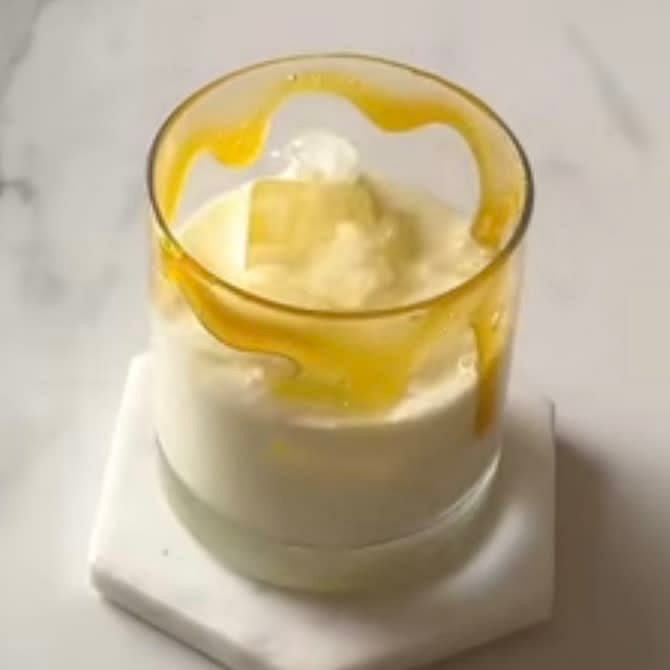 Ajouter les glaçons et le lait