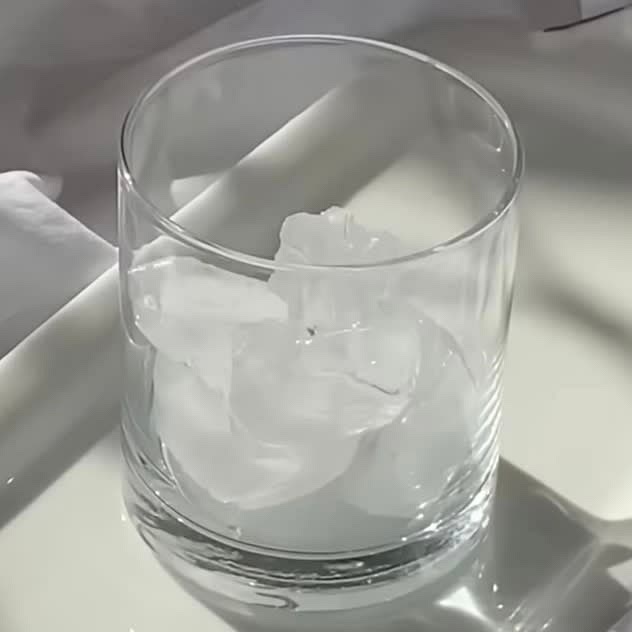 Mettre les glaçons dans un verre.