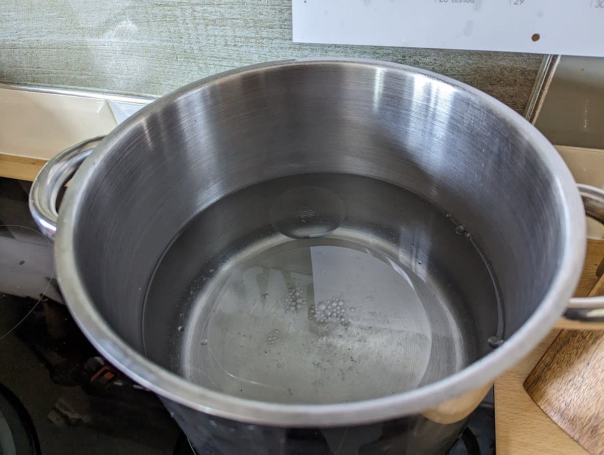 Pour 4 litres of water into a cooking pot and boil to boiling point (100C), add 10G of vegetable oil and 5G of salt (whilst you are waiting for this to boil go to the next step)