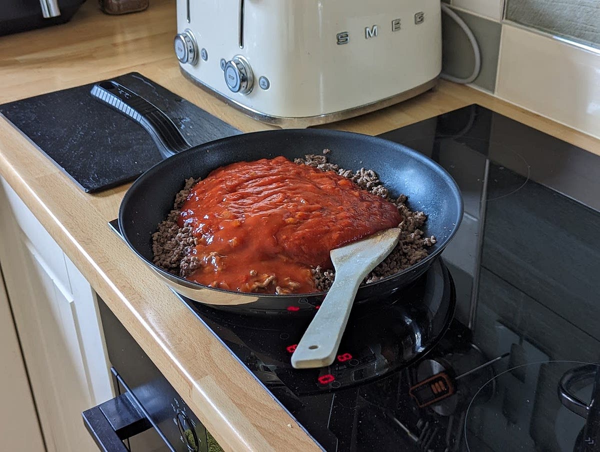 Put the mince back on the stove and pour the pasta sauce over the mince with salt then mix it