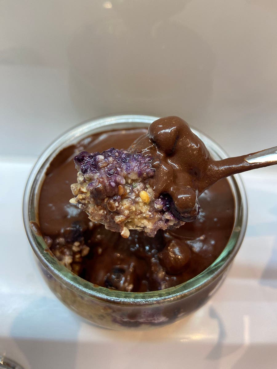 mix all the ingredients for the base together. Then I’m an extra bowl combine the cocoa powder with the maple syrup and add as much water as it needs until it’s a smooth consistency. After that put the base into a jar and top it with the ganache. Let it cool over night or at least for 2h. Enjoy !