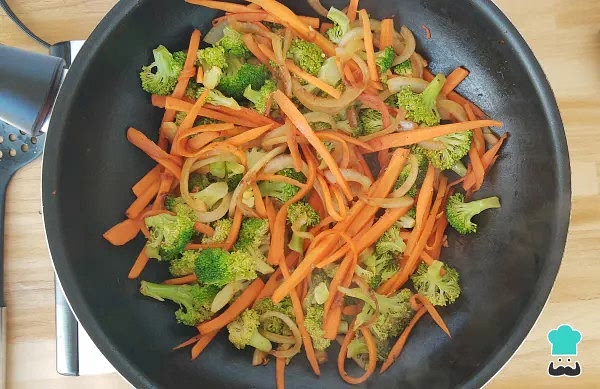 Ir cocinando en el Wok con un poquito de aceite de oliva la zanahoria rallada, y de a poco ir sumando los tomates. Una vez cocinado el brócoli incorporar. Agregar ajo en polvo.