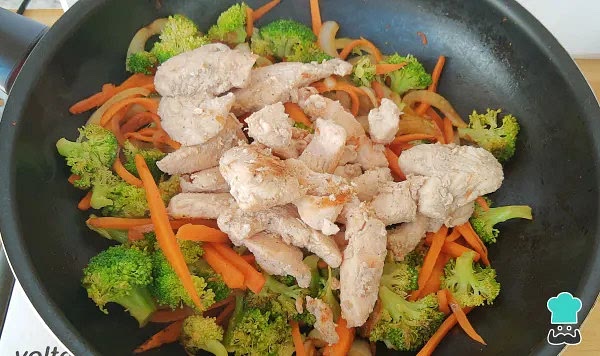 Por último, agregar el pollo en el Wok. Ir mezclando todo.