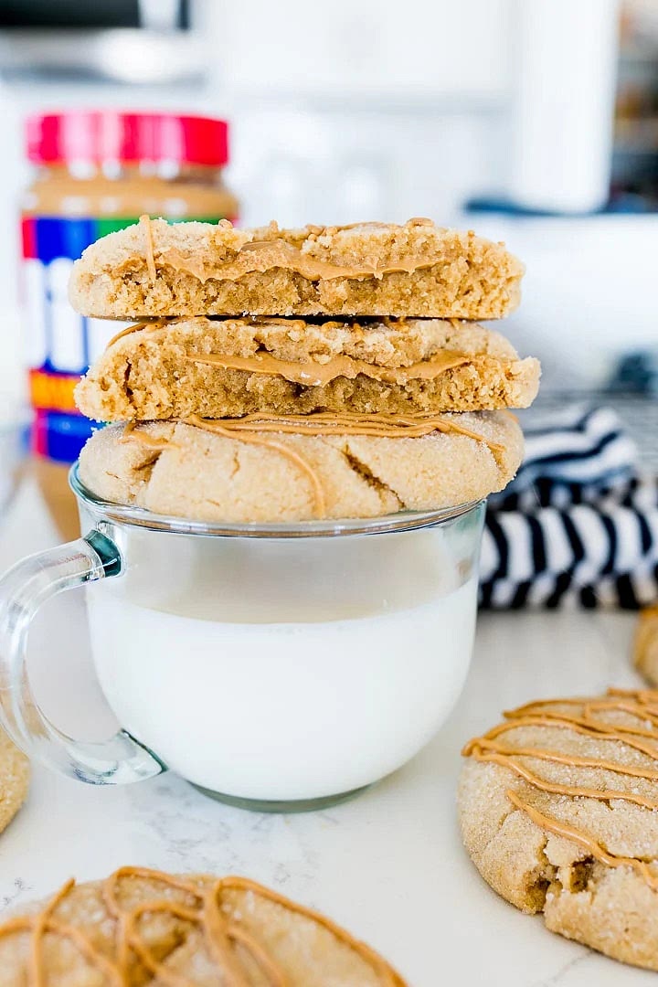 Repite con todas las galletas y luego sírvelas calientes.