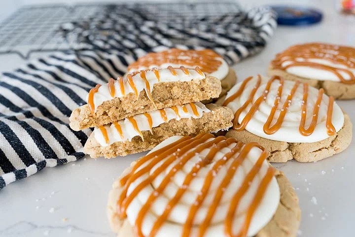 Coloca la salsa de caramelo en una bolsa con cierre hermético y rocía la galleta en un patrón en zigzag. Espolvorea con sal marina y sirve las galletas calentitas.