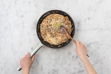 Faites chauffer 1 cuillère à soupe de margarine dans la sauteuse et revenir l’ail, l’oignon, les carottes et les champignons 4 à 6 minutes à feu moyen-vif.