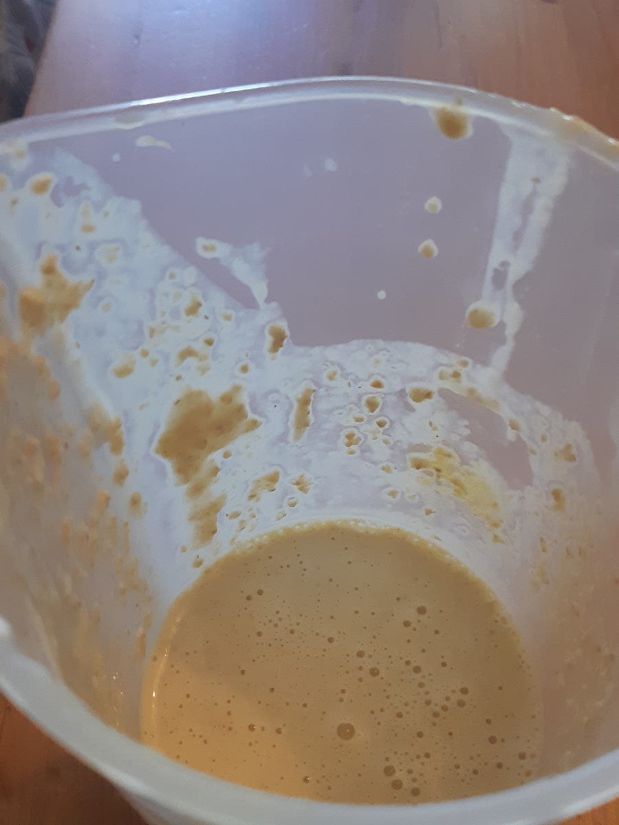 Dans un mixeur, combinez les flocons d'avoine, la banane, les œufs, le yaourt grec, la poudre protéinée (si vous en utilisez), l'extrait de vanille, la levure chimique et le sel. Mixez jusqu'à obtenir une pâte lisse.