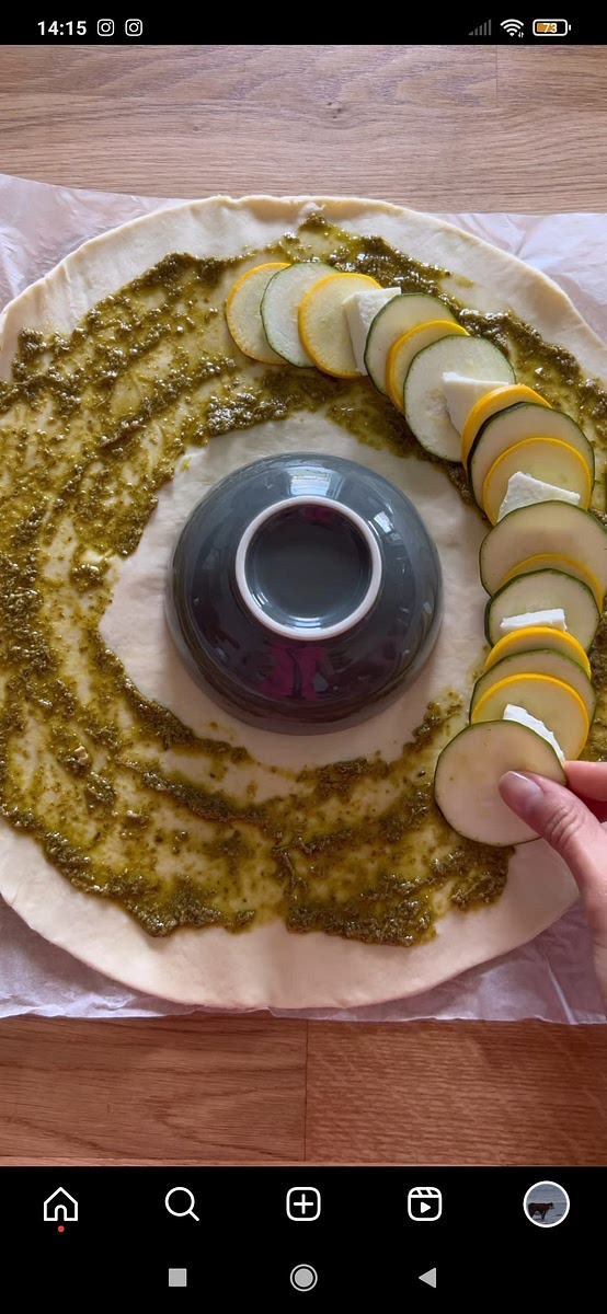 Étaler du pesto autour