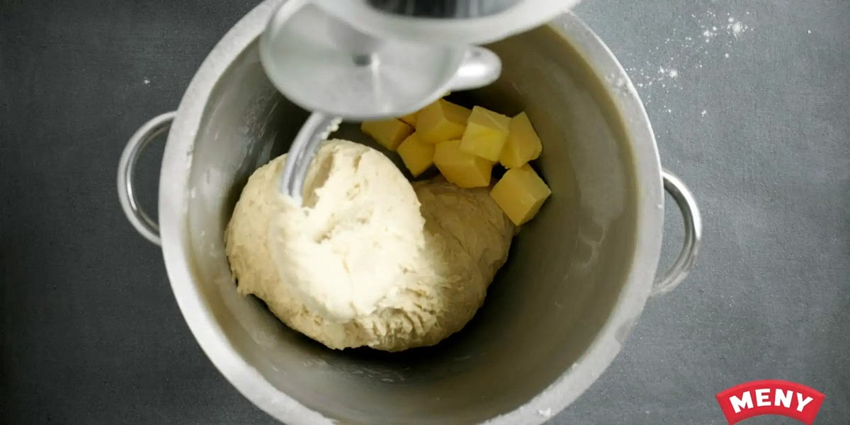 Geb die Butter (Zimmertemperatur) hinzu und knete den Teig wieder 10 Minuten lang.