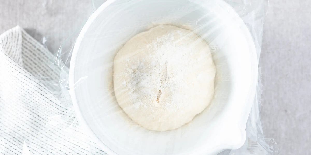 Decke den Teig mit einem Küchenhandtuch oder einer Frischhaltefolie zu. Lass den Teig ca 45 Minuten lang gehen.