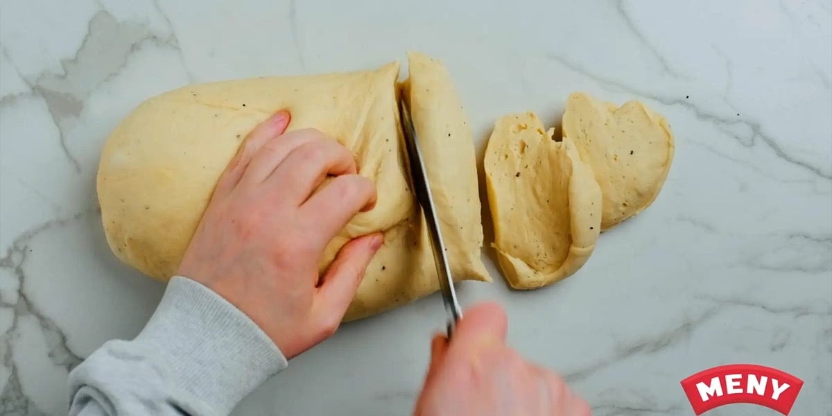 Teile den Teig in 12 gleich große Teile und rolle sie zu runden Boller.