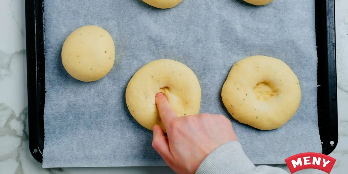 Leg die Boller auf ein mit Backpapier ausgelegtes Backblech und drücke sie in der Mitte ein bisschen ein. Lass sie nochmal 20-30 Minuten gehen, damit sie schön groß werden.