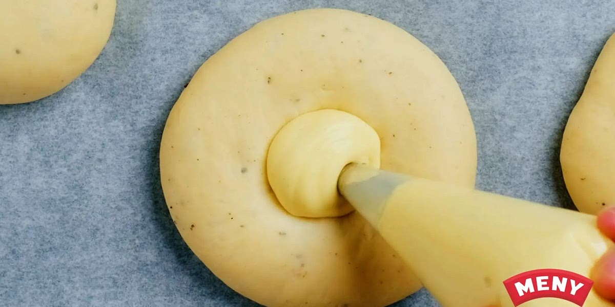 Geb ca. 1 EL mit Vanillekrem/pudding in die Mitte und pinsle den Rand mit Ei ein.