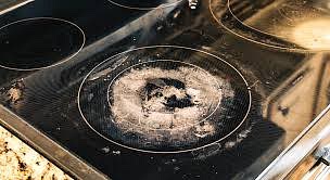 Bicarbonate humide tâches incrustées plaque de cuisson et four