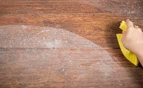 Spray VERT : Poussière des meubles, portes de placard, chaises, pieds de meubles, déco et cadres, intérieur de placards, portes des pièces, poignées