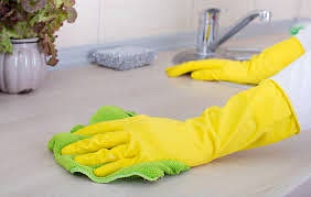 Plan de travail, tables, évier spray JAUNE Spray sur plaque et si bicarbonate (éponge et eau plusieurs fois) Laisser éponge voyageur rincée et propre