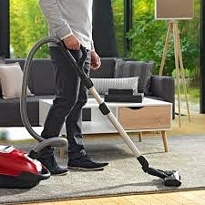 Chaises en l'air - aspirer tous les sols et plinthes