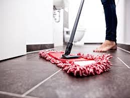 Sol salle d'eau avec triangle balai mouillé spray ROUGE et contour cuisine Penser mettre tapis de bain