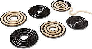 Teig ausrollen und in die Ringformen legen. Falls man keine Ringformen hat, dann beginnt der erste Ring mit einem Umfang von 14 cm und jedes weitere +2 cm