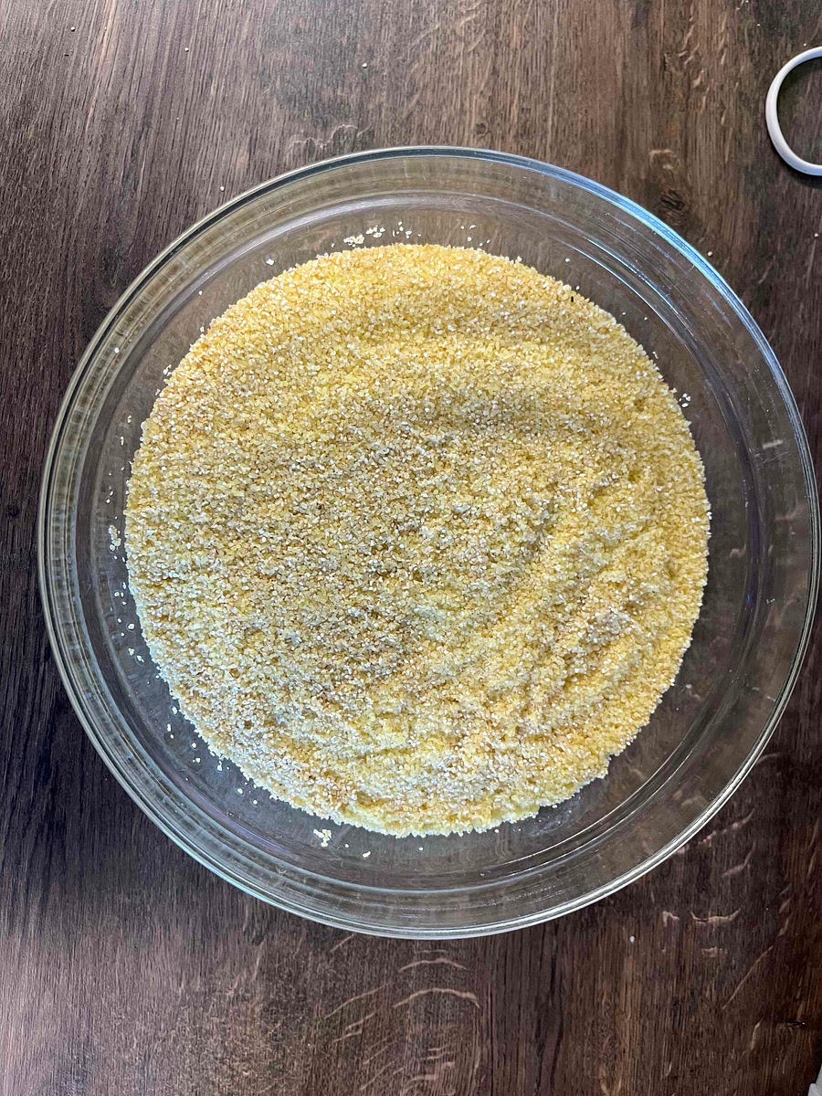 Mische das Bulgur und das Grieß in einer großen Schüssel und gieße warmes Wasser bis alles bedeckt ist. Lasse alles einige Stunden durchziehen.