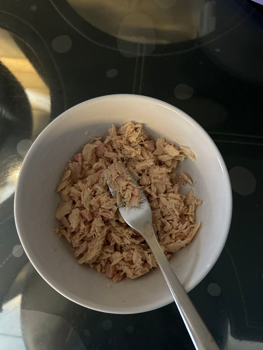 dans un bol, émincer 130g de thon naturel