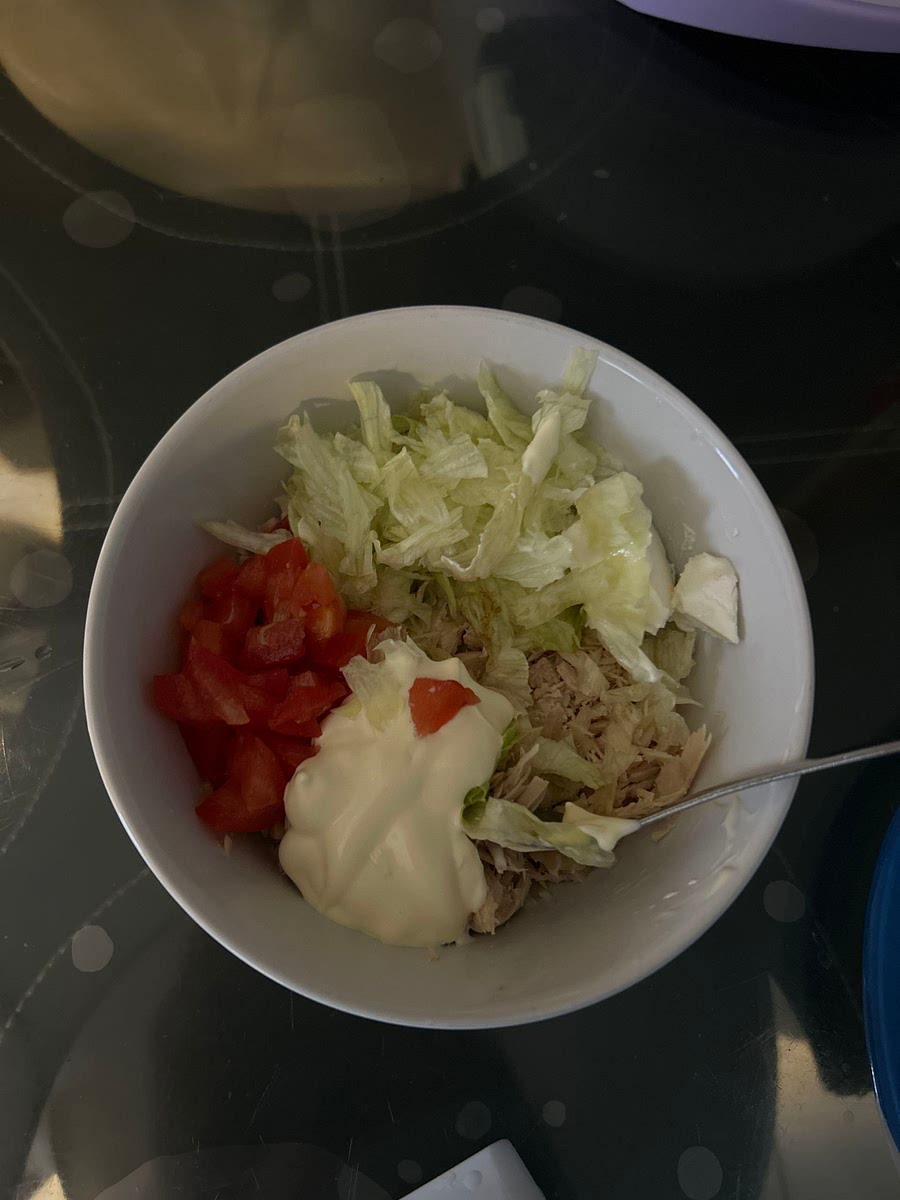 ajouter dans ce bol un peu de salade, un peu de morceaux de tomates, un peu de ketchup, mayo et fromage blanc (genre 1 cuillère) (je peux ajouter du concombre)