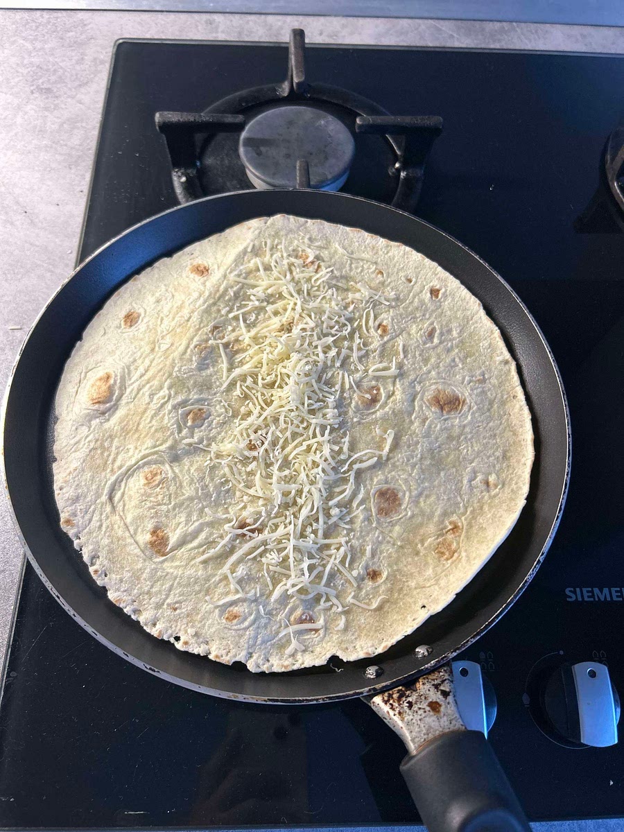 ouvrir le wrap, mettre au milieu un peu de mozzarella râpée