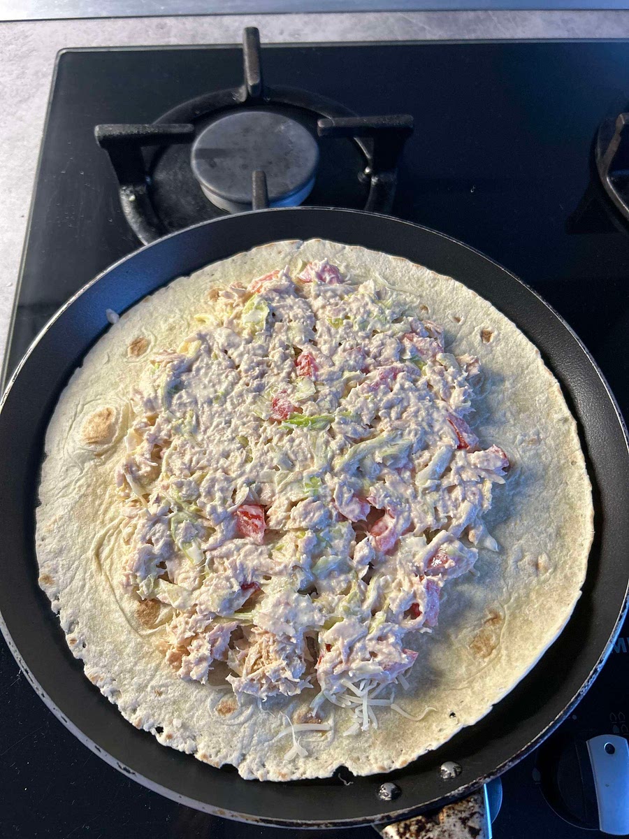 mettre la préparation dans le wrap, le refermer et mettre dans une poêle