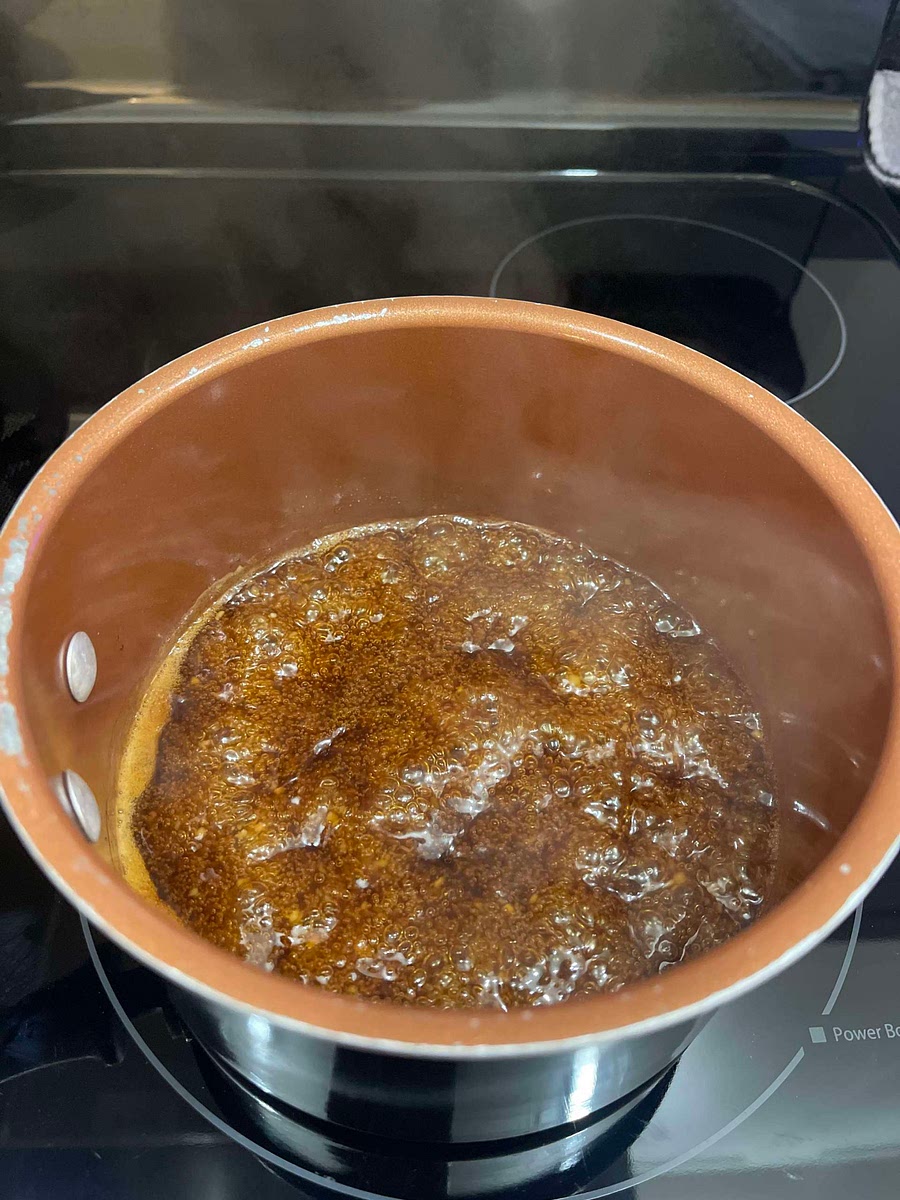 4. Once the sauce is boiling, lower the heat a little bit (stovetop 4) and let it boil for 5 minutes.