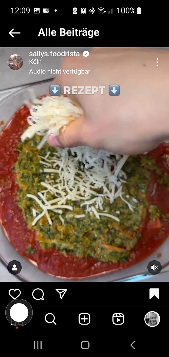 In einer Auflaufform Schichten: Sauce, Frischkäse-Gemüse, Nudelplatten, Tomatensauce.