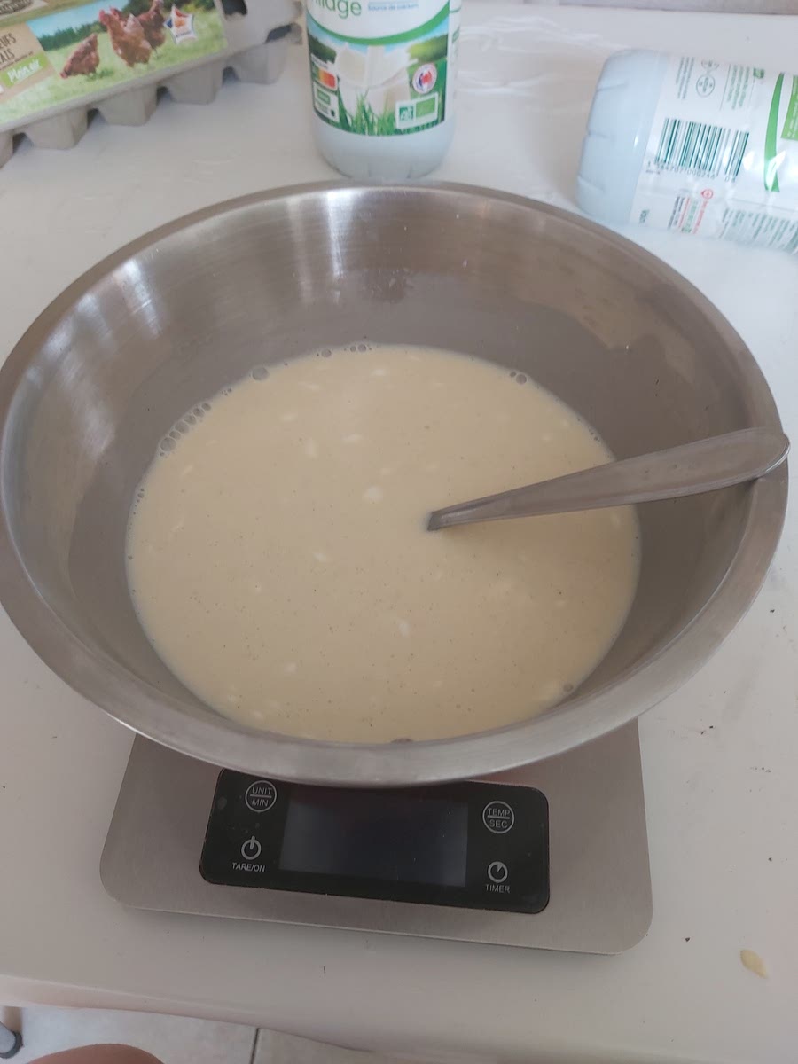 Battez ensemble les œufs, la crème fraîche, le lait, le sel, le poivre et la moitié du fromage.