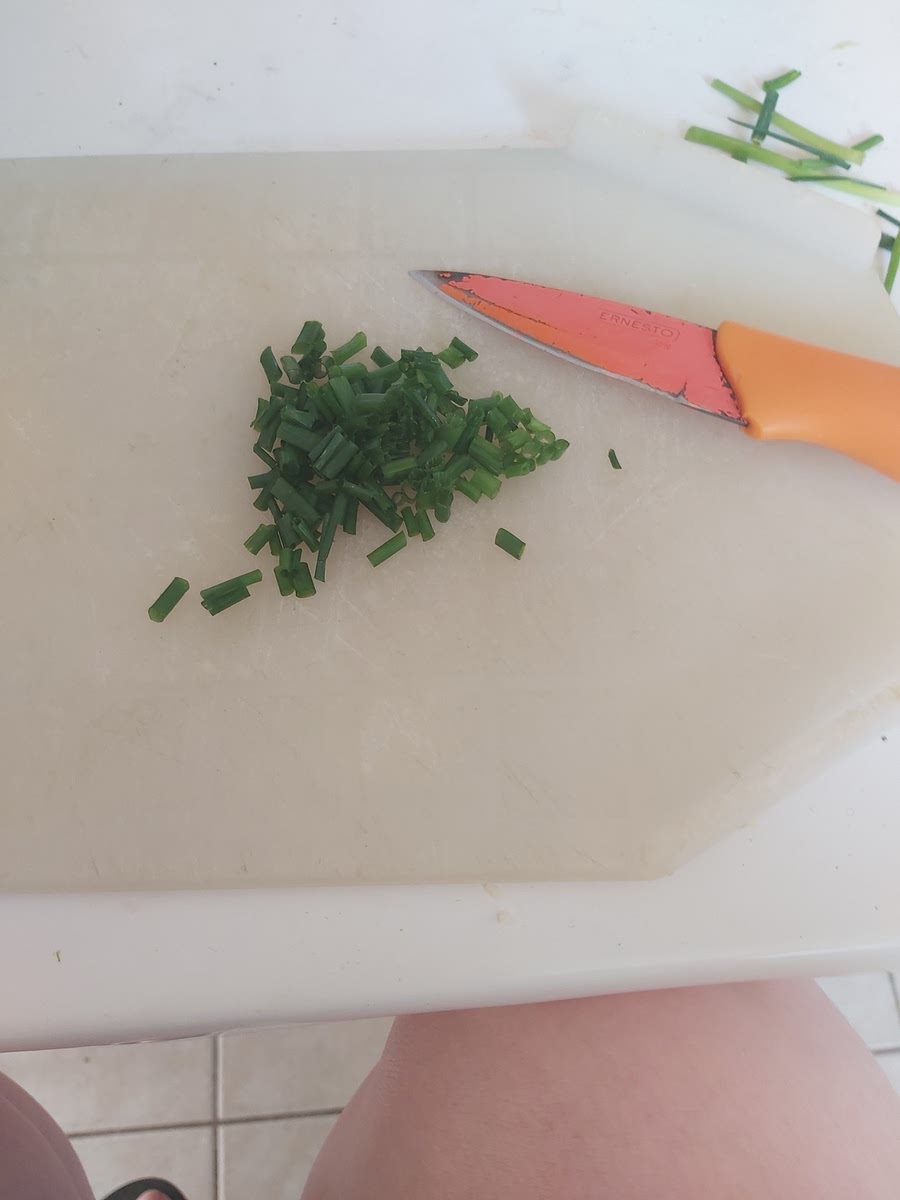 Coupez le ciboulette et ajoutez la à l'appareil.