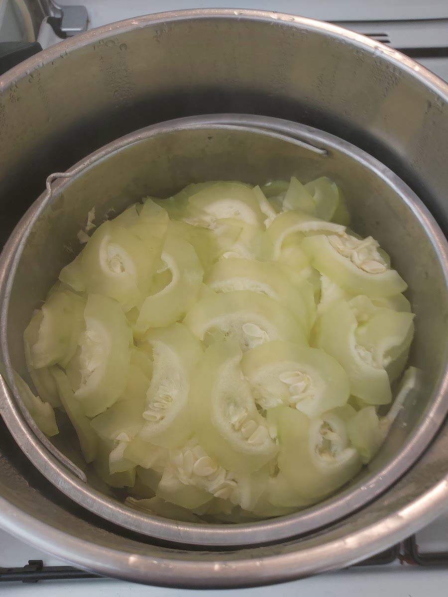 Épluchez et coupez les courgettes en rondelles.
