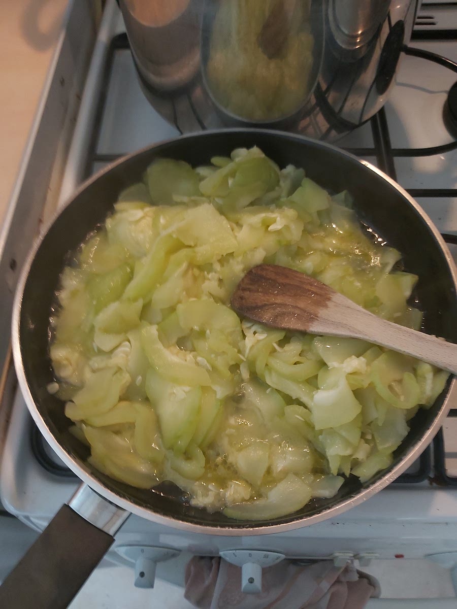 Cuisez les courgettes à la poêle quelques minutes dans un filet d'huile.