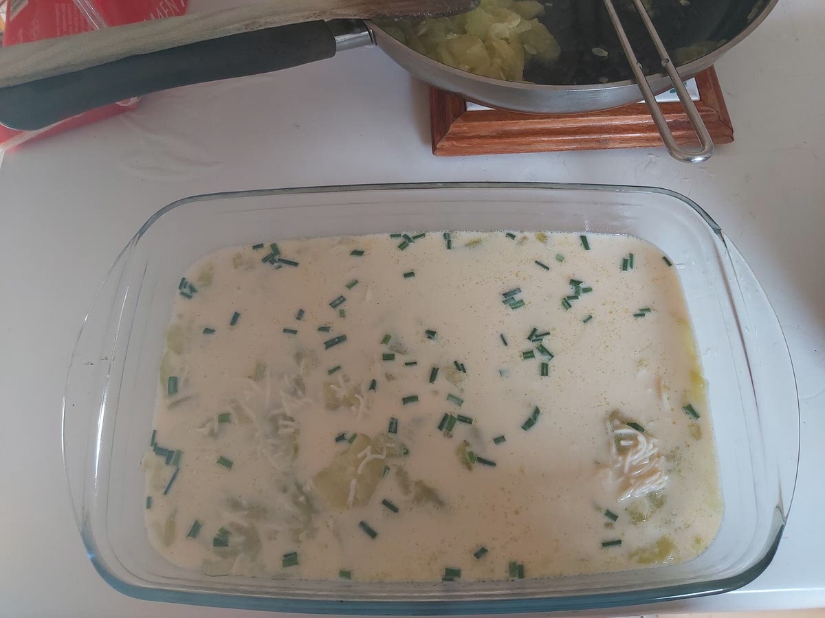 Dans un plat, alternez courgettes et appareil en couches fines.