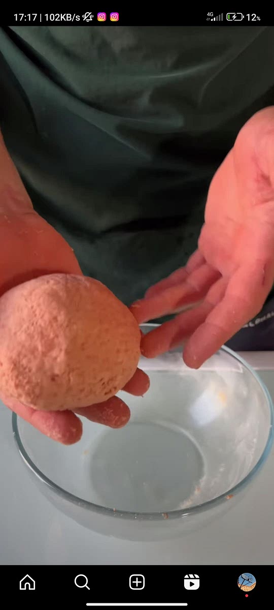 In una ciotola mischia semola e passata e forma un panetto