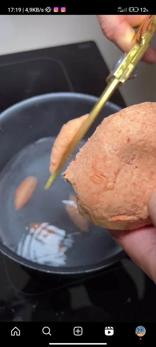 Metti l'acqua a bollire e quando bolle taglia in piccoli pezzi con la forbice l'impasto. Dopo 3 minuti massimo sarà pronta.