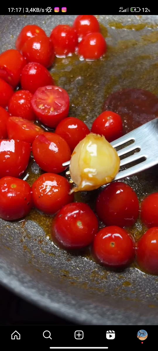 In una padella mettete a rosolare lo spicchio d'aglio. Successivamente aggiungi i pomodori e falli saltare con basilico sale pepe e aglio.