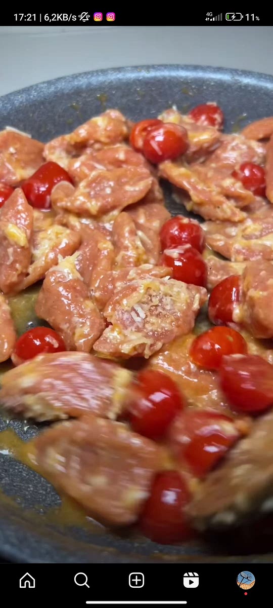 Aggiungi la pasta nella padella, aggiungi il formaggio e fa saltare.