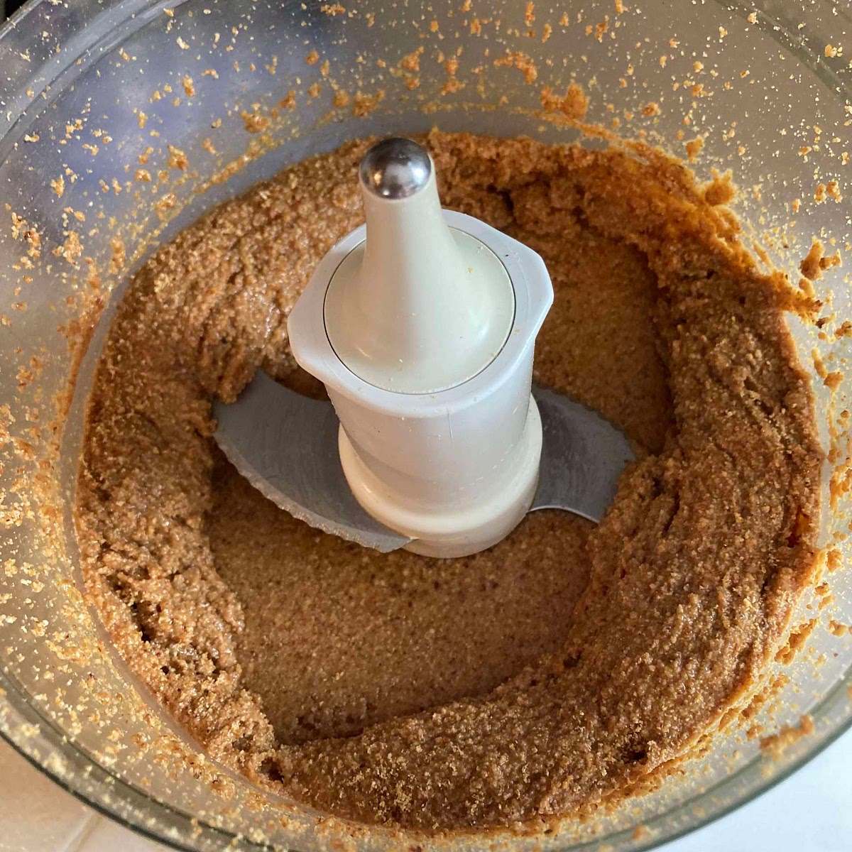 Mixer au robot à cutter ( lame double ) ou dans un blinder ( mais c’est mieux au robot), la « nougatine ». ( Malgré mes craintes le robot Magimix a été parfait et ne s’est pas abîmé). Utiliser la fonction Pulse au démarrage.
Avant de terminer incorporer l’huile.