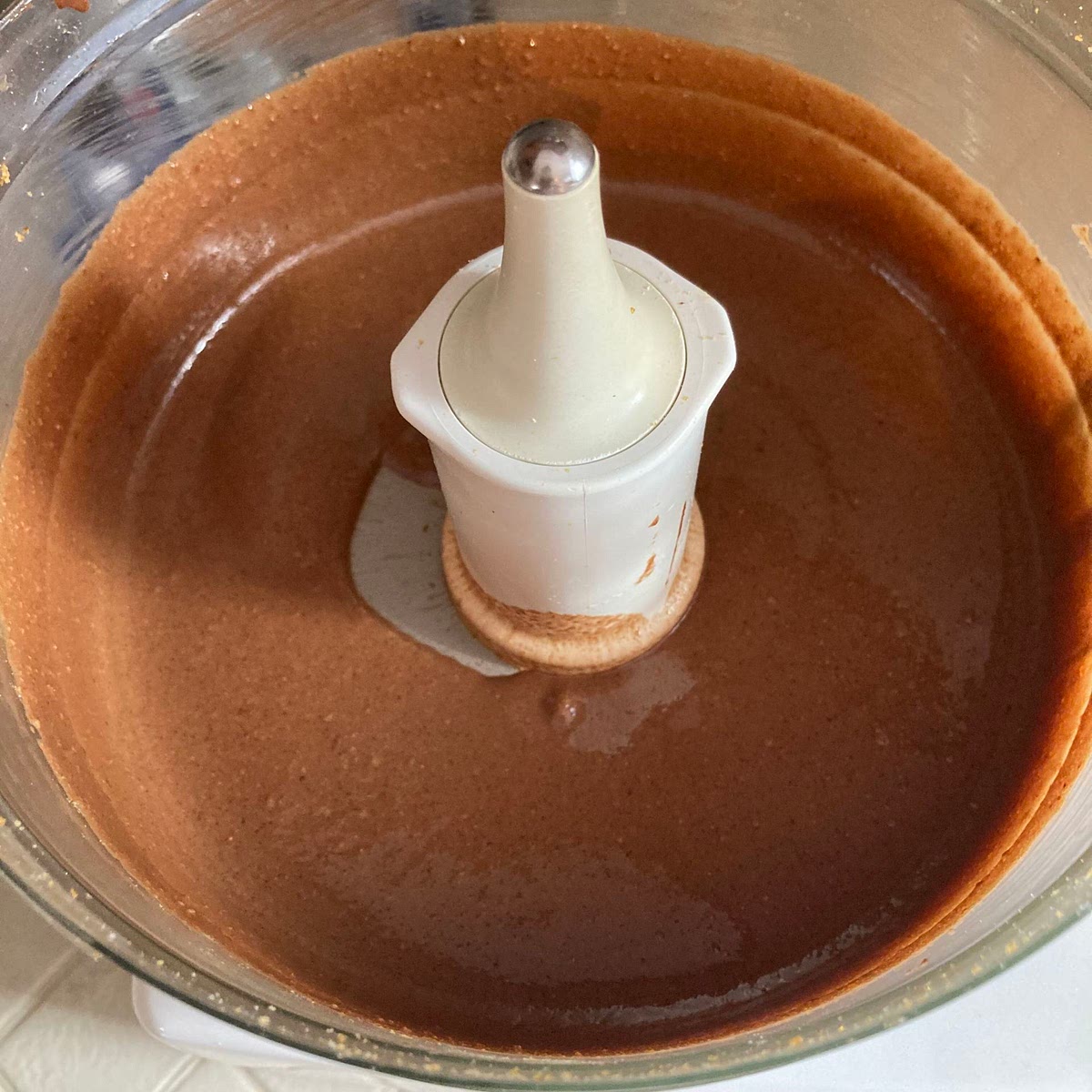 Et enfin ;
Incorporer au robot, le chocolat fondu au mélange.