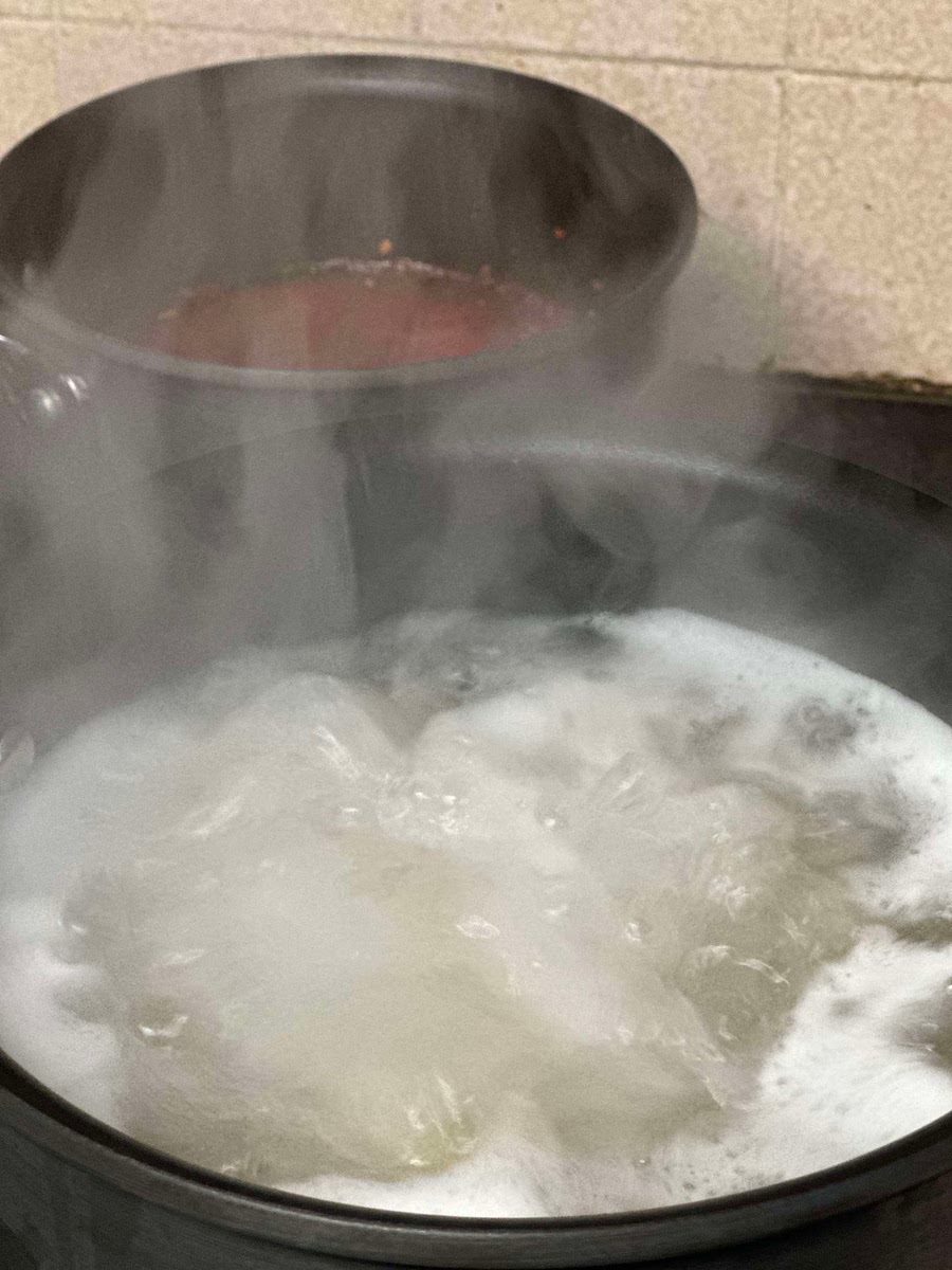 Fill a large pan with water and bring it to a boil. Add the pasta shells and cook for 5 minutes on a rolling boil. Drain the shells in a colander and set aside to cool.