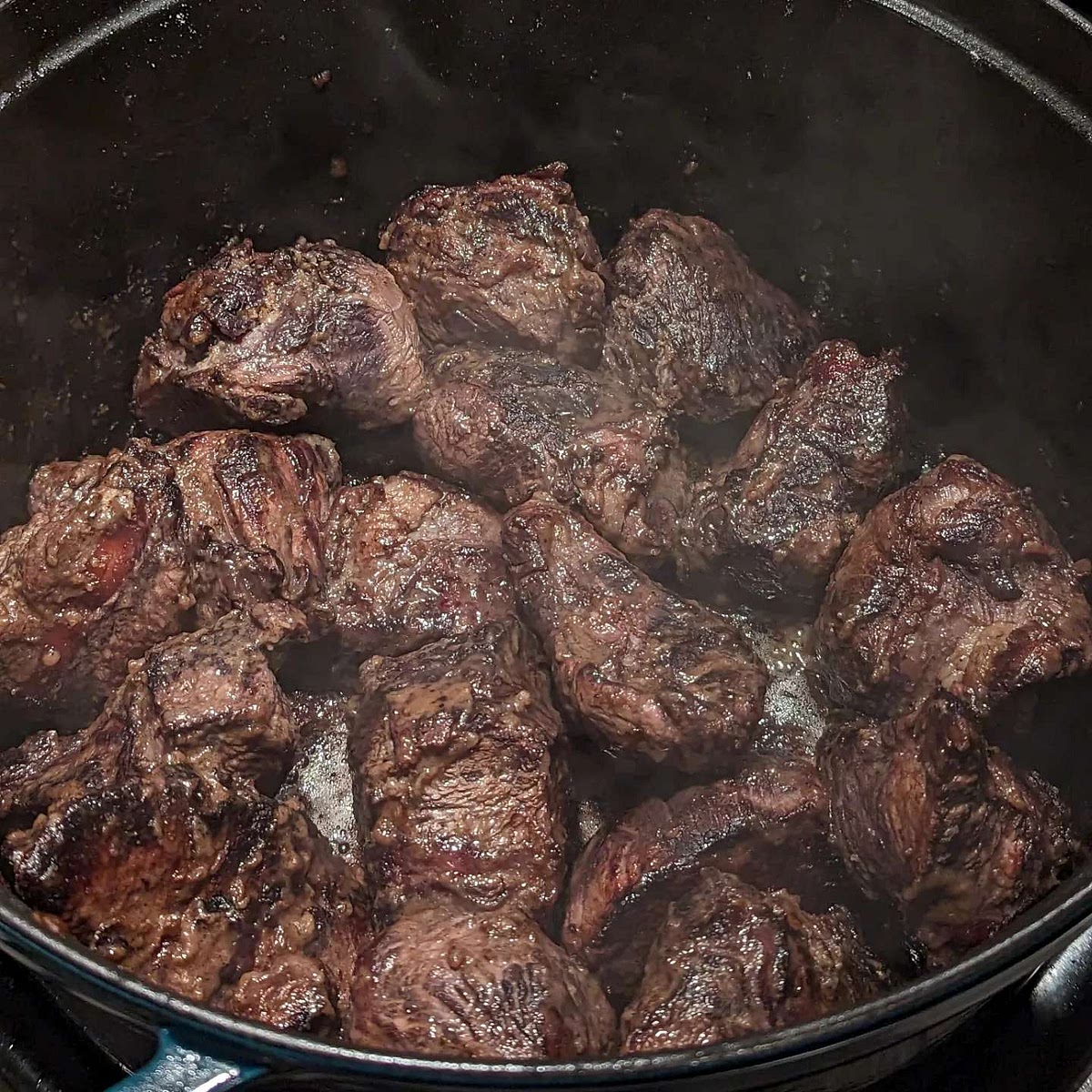 Ajoutez 30g de beurre dans la cocotte et mettez les morceaux de viande égouttés à revenir. Arrosez de marinade. Salez et poivrez. Portez a ébullition. Couvrez et laissez 1 heure sur feu doux.