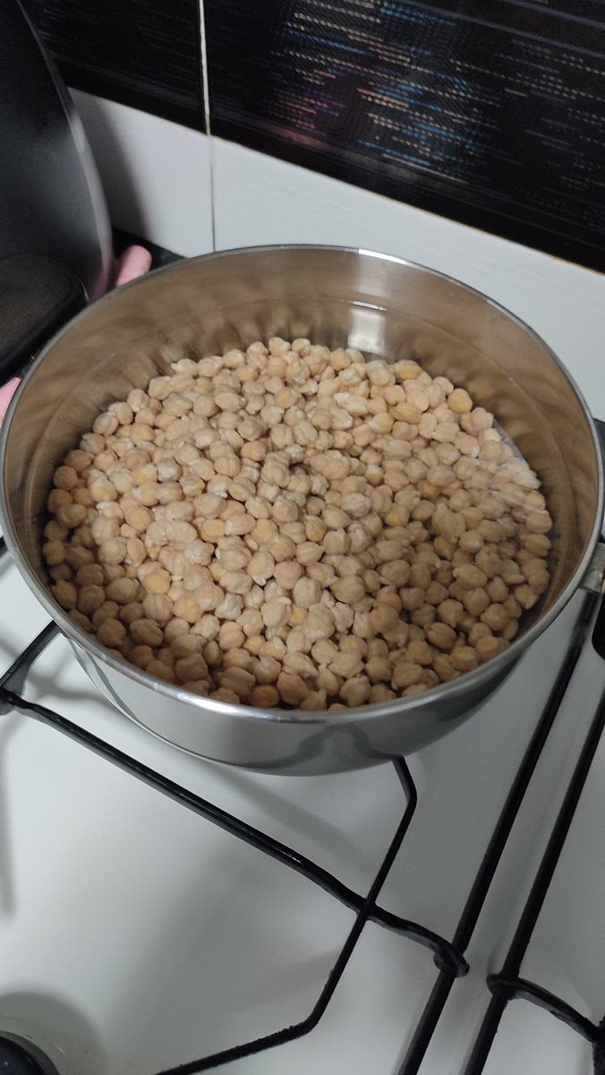 Ponemos los garbanzos el dia anterior en remojo en agua caliente y dejamos que vaya absorciendo agua