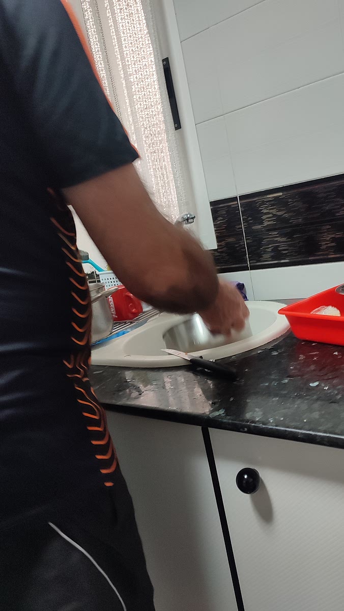 Lavar todos los ingredientes ( Pechuga; Los dos huesos, pie ; la patata pelada en un par de trozos y la zanhoria en pelada y trozos grandes )