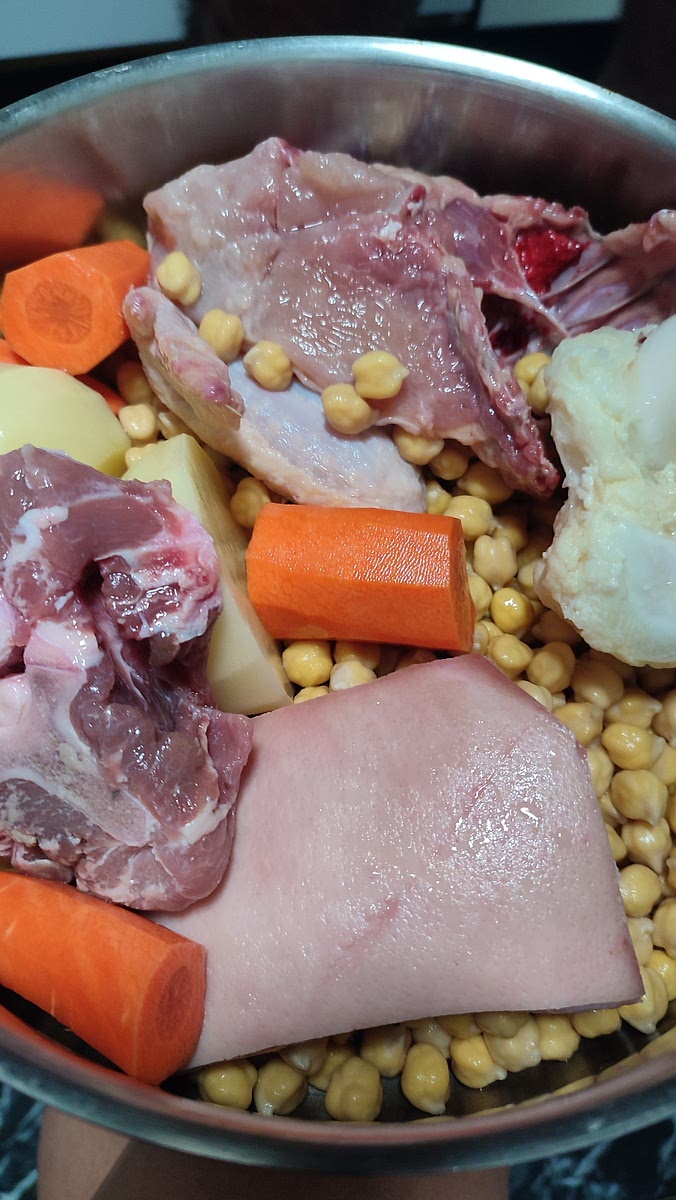 Añadir los garbanzos en la olla con los ingredientes. También añadimos agua hasta cubrir la olla y sal.