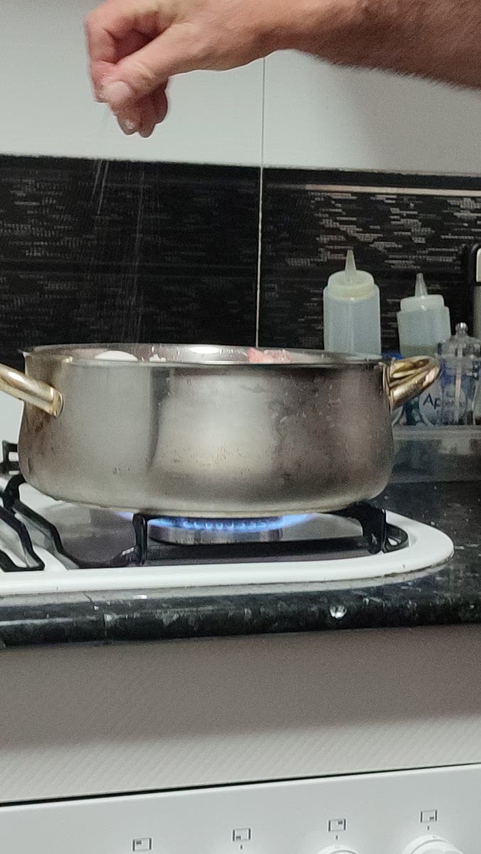 Ponerlo al fuego hasta que estén los huesos tiernos.